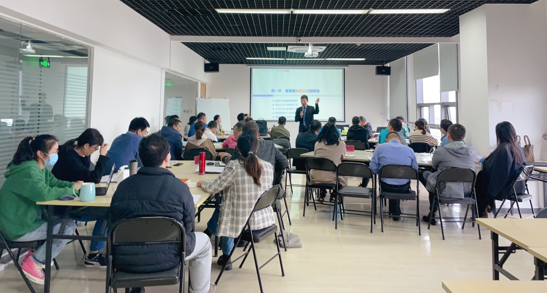 聚势谋远，，，，，，惟实励新 | 恒峰g222023年中高层治理职员培训会圆满竣事